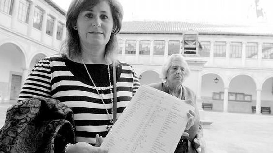 Sabel Tuñón, ayer, en el patio del edificio histórico de la Universidad, con su diccionario asturiano-japonés.