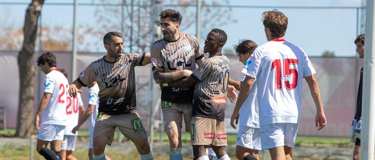 Los futbolistas del Ciudad de Lucena celebran el gol de Chucky durante la pasada jornada ante el Sevilla C.