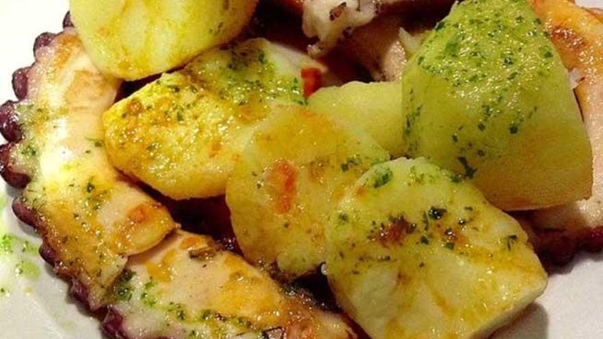 Pulpo a la plancha con patatas. // FDV