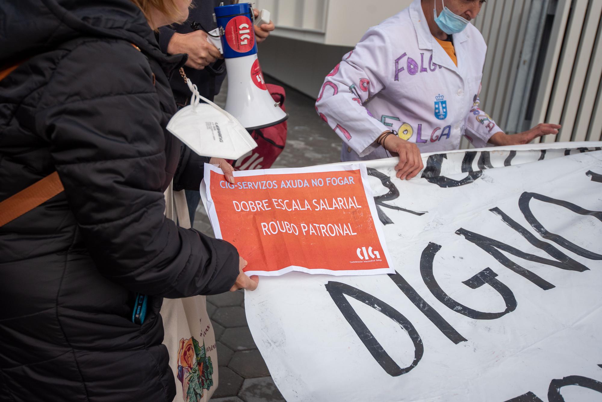 Protesta de trabajadoras de ayuda en el hogar ante la Xunta en el Espazo Amizar de A Coruña