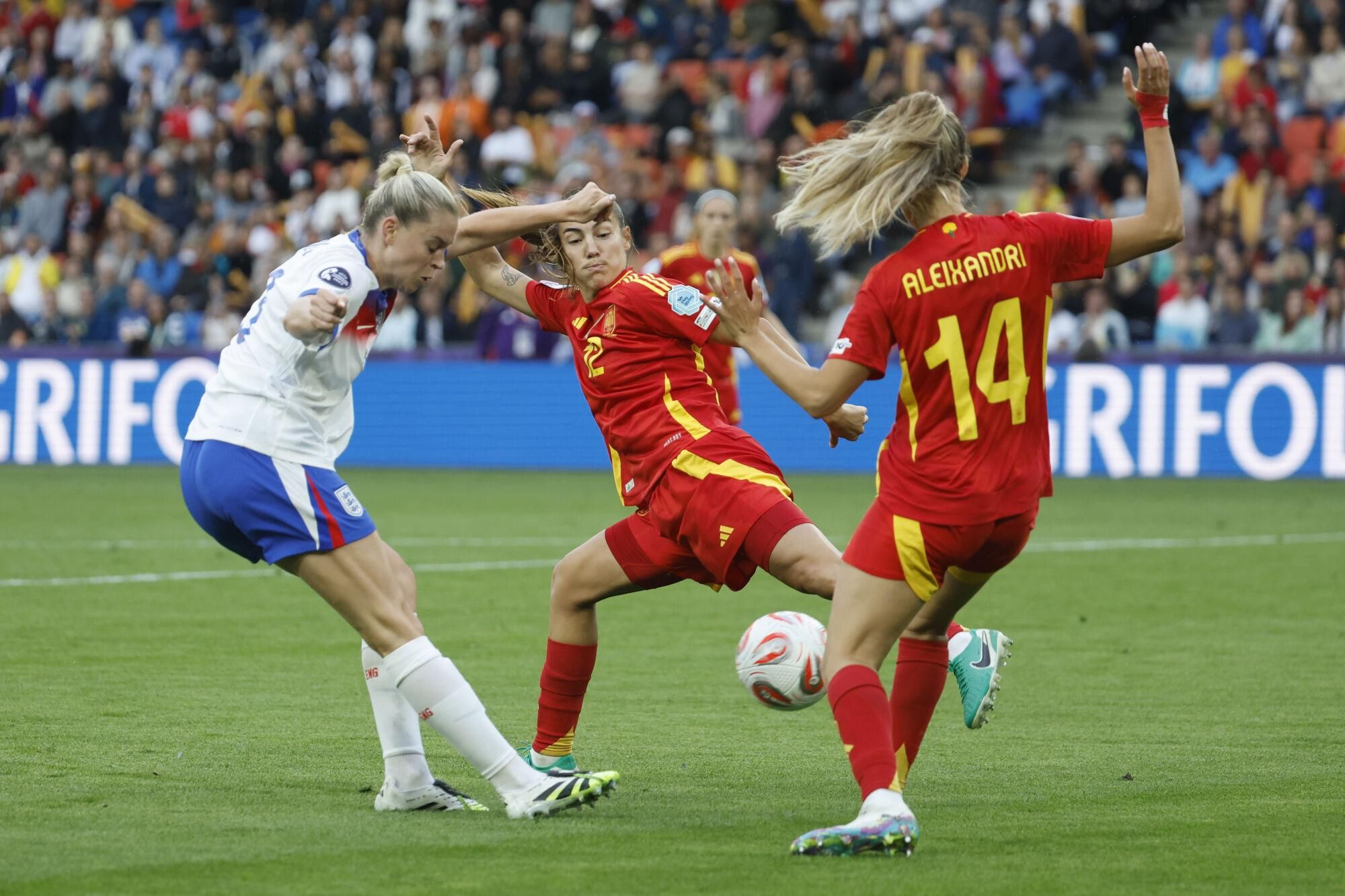 BASILEA (SUIZA), 27/07/2025.- La delantera de la selección inglesa Alessia Russo (i), disputa el balón ante las jugadoras de España durante el encuentro correspondiente a la final de la Eurocopa Femenina 2025 que disputan este domingo España e Inglaterra en el St. Jakob Park de Basilea (Suiza). EFE/ Ana Escobar.