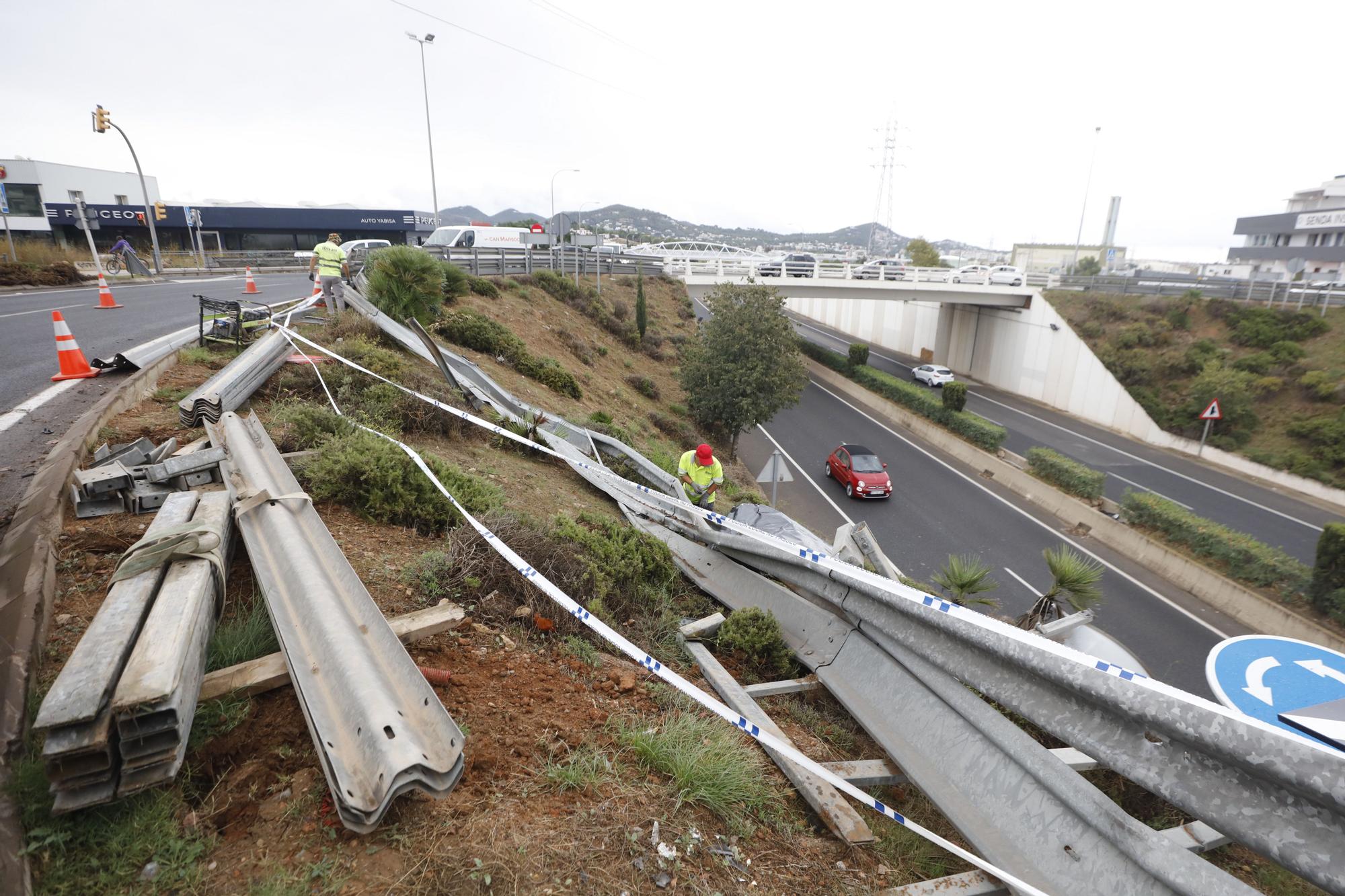 Accidente en Ibiza: un coche choca contra el quitamiedos de una rotonda y cae a la autovía