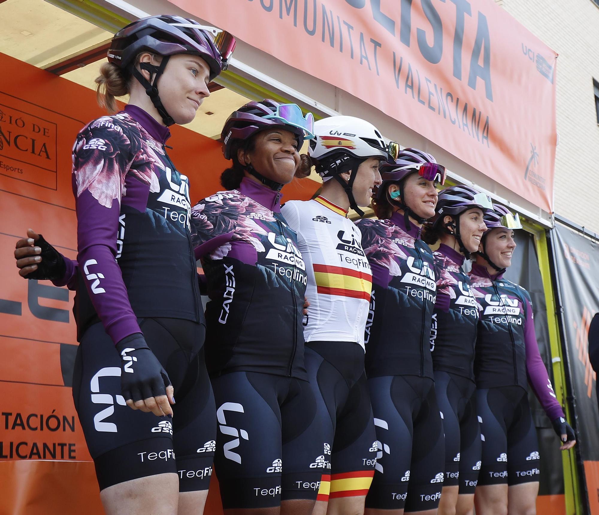 Salida de la primera etapa de la Setmana Ciclista femenina