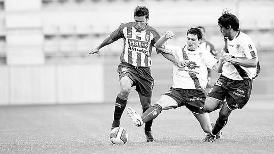 Noel Alonso, a la derecha, intenta detener a Pedro durante un partido amistoso entre el Sporting y el Palencia.