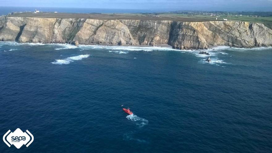 Dos hombres rescatados  tras volcar su lancha frente al Cabo Peñas