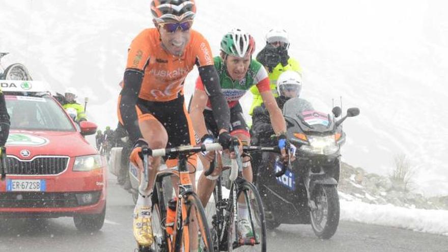 Samuel Sánchez, junto a Pellizotti,  en una de las duras etapas del Giro, bajo la nieve.