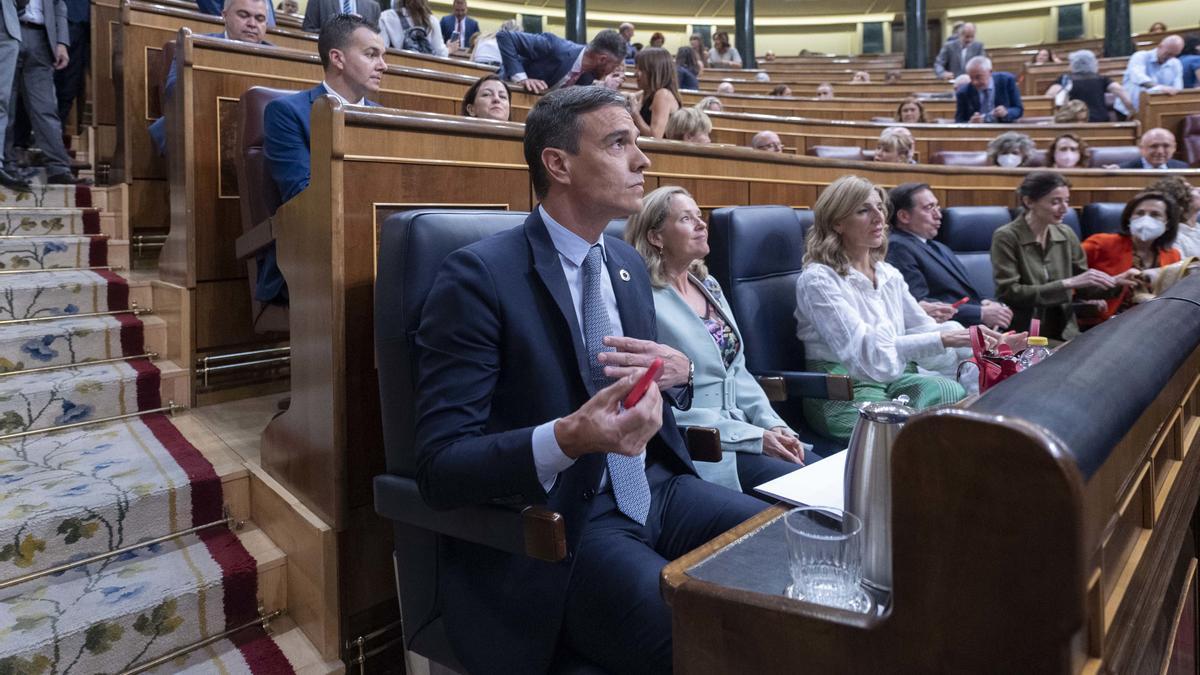 Pedro Sánchez, con su Gobierno en el Congreso.