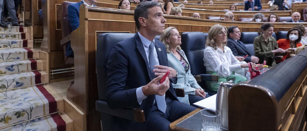 Pedro Sánchez, con su Gobierno en el Congreso.