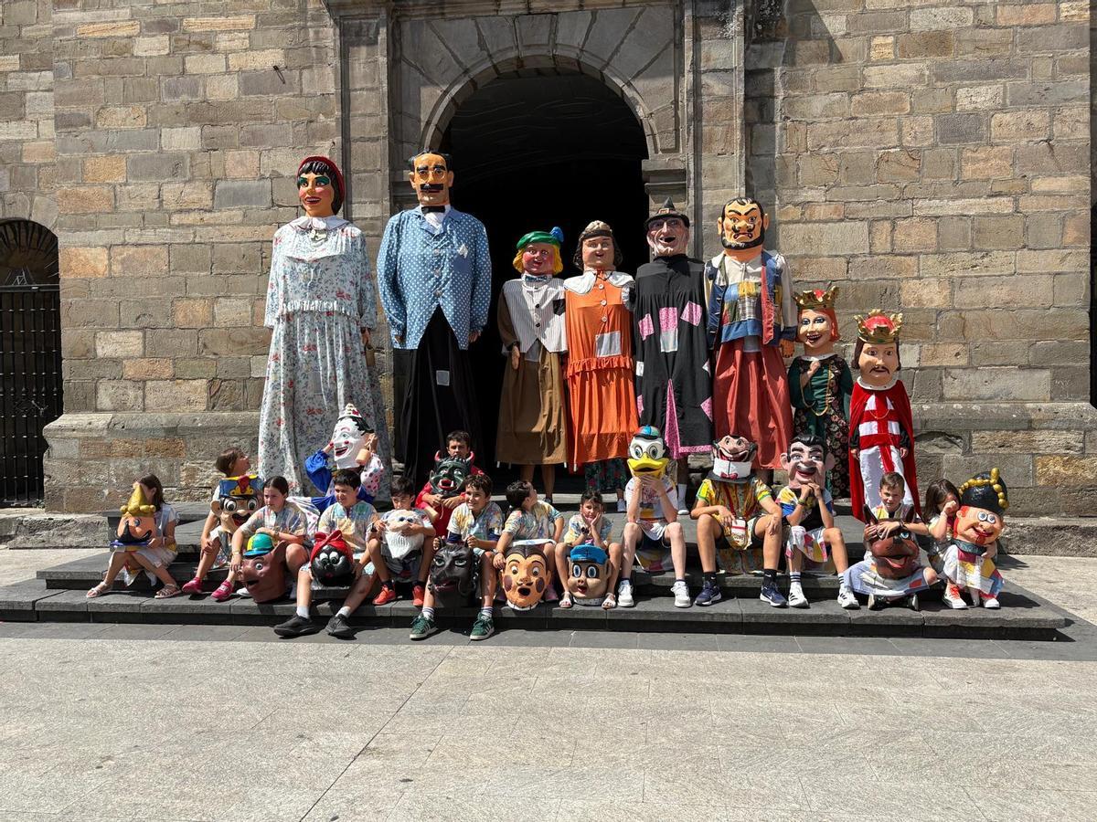Gigantes y cabezudos animan Cangas del Narcea Gigantes y cabezudos animan Cangas del Narcea