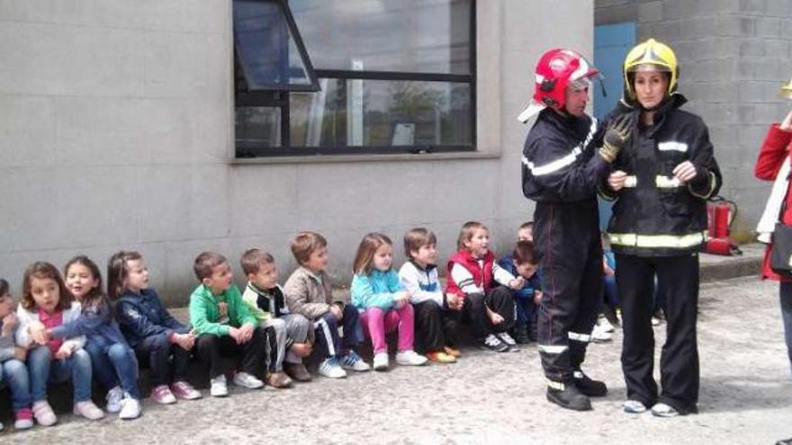 Los bomberos instruyen en su parque  a los niños del colegio Pérez Viondi