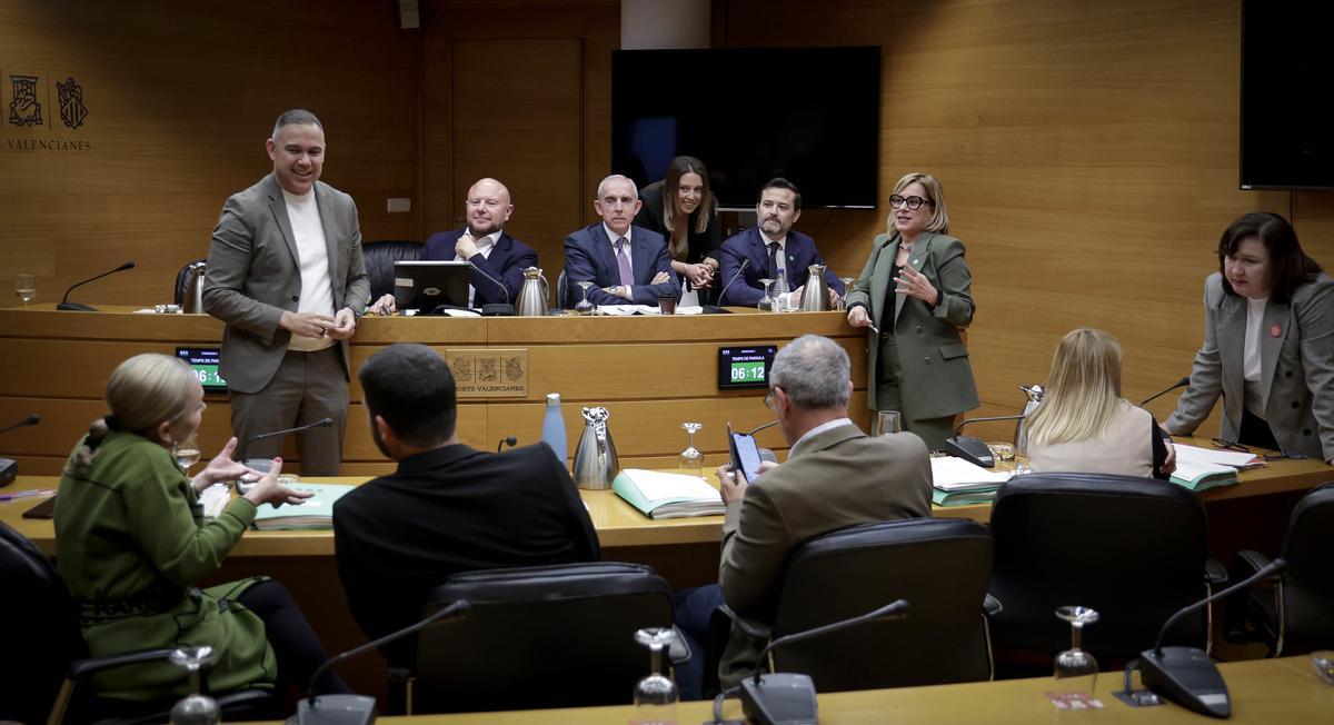 Los diputados esperan a que termine la negociación de PP y Vox en la ley de Acompañamiento, este jueves.