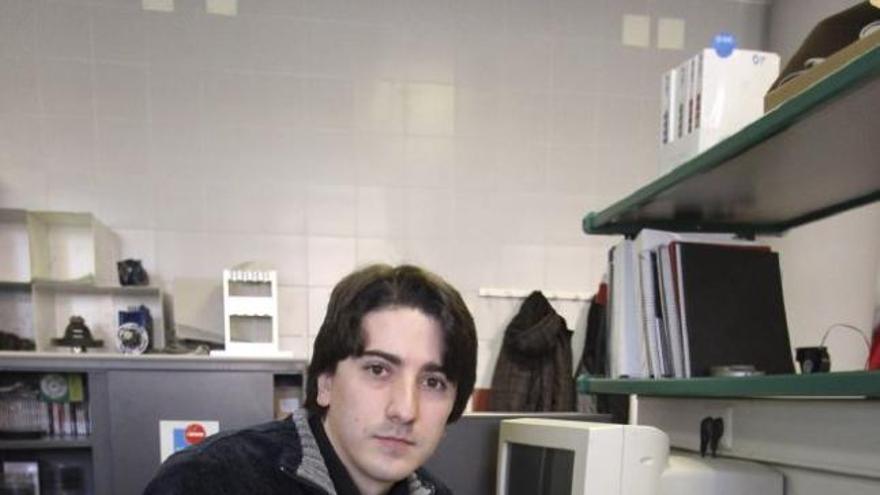 El alumno Miguel Enrique de Vega en el laboratorio de la Escuela Politécnica.