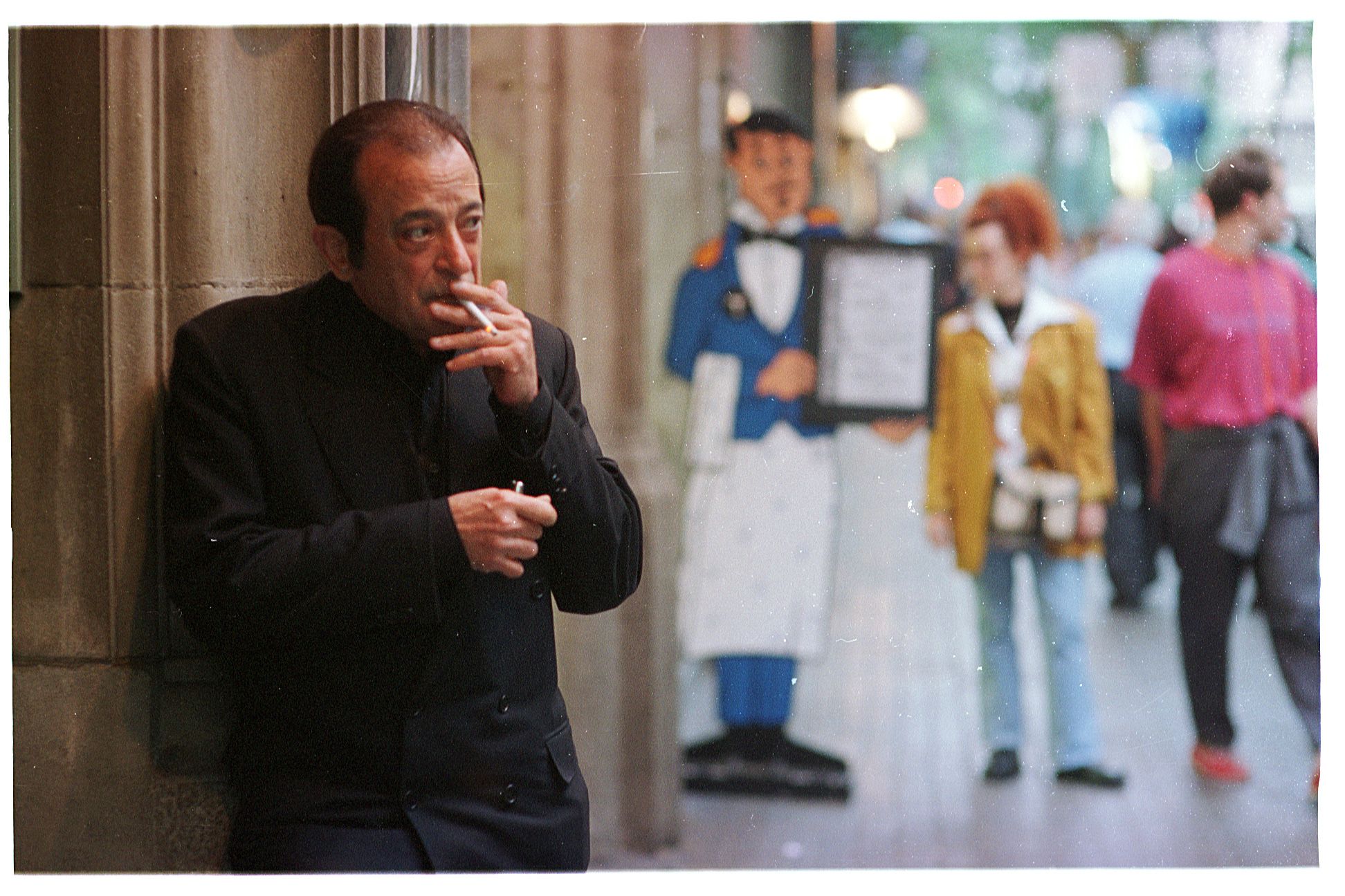 El poeta José Agustín Goytisolo, fotografiado en una calle de Barcelona