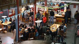 Ambiente en el bar de Can Batlló, este viernes.