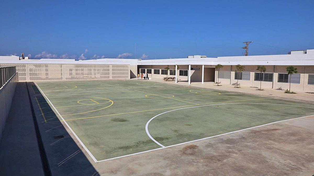 Vista del patio del nuevo colegio de Sant Ferran.