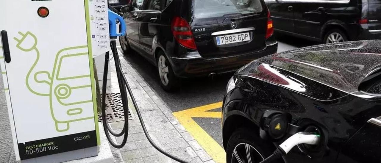 Coches repostando en una electrolinera.