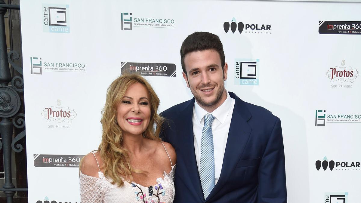 Ana Obregon y su hijo Alex Lequio en un fotocall