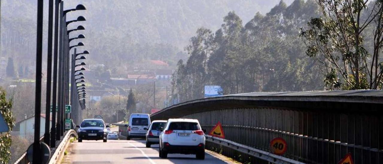 Aspecto que presenta el deteriorado puente interprovincial que une Catoira con Rianxo sobre el río Ulla. // Iñaki Abella