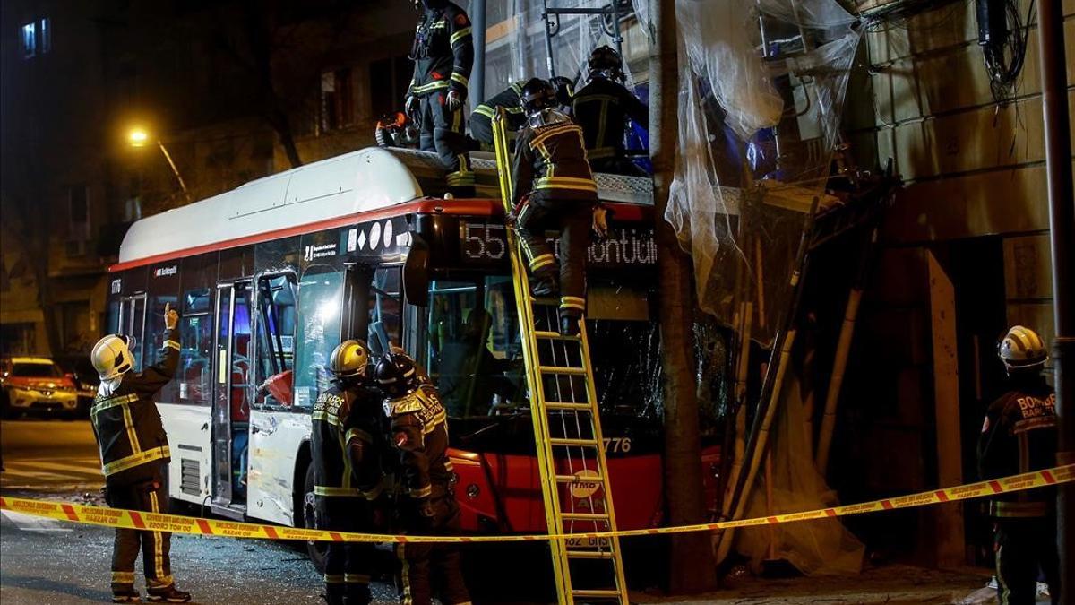 Seis heridos en el choque de dos autobuses en el barrio de Poble Sec de Barcelona