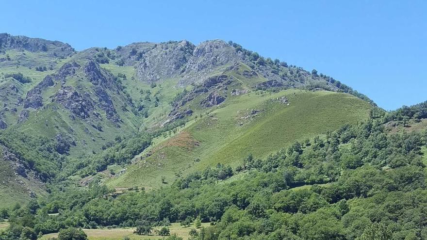 La carretera de Rioseco a Soto de Agues, a su paso por La Polina.