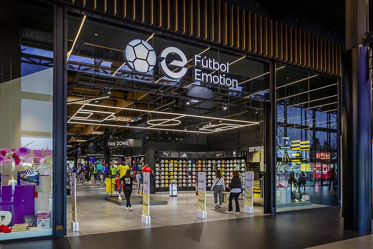 La tienda de Fútbol Emotion, en el Parque de Principado, Asturias.