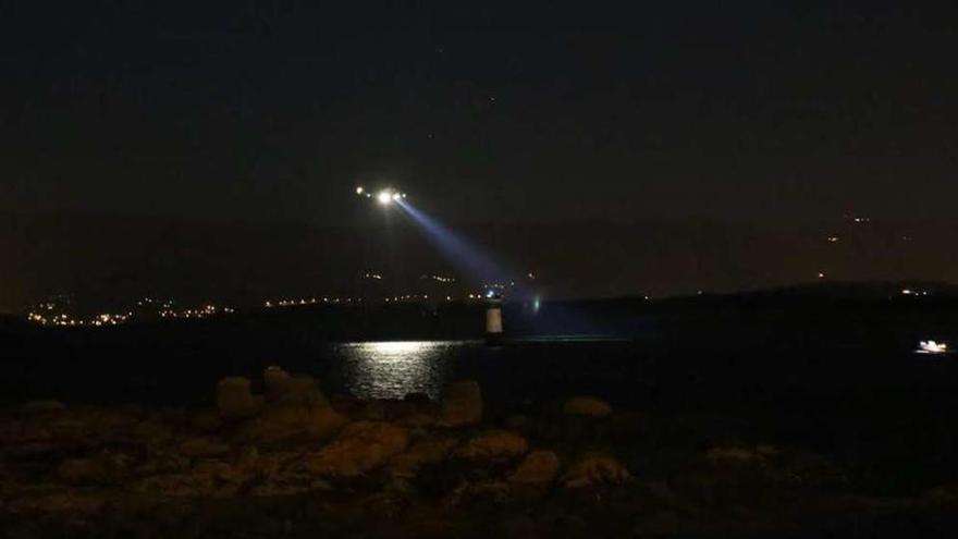 Buscan a un pasajero que cayó al mar desde un catamarán en O Grove