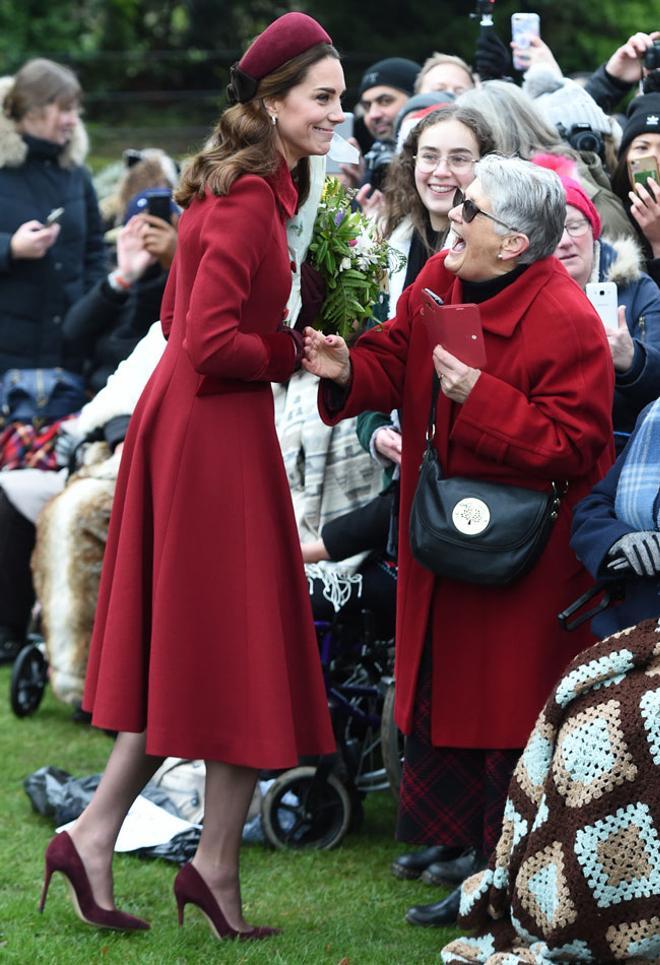 Kate Middleton con look monocolor en rojo oscuro el día de Navidad