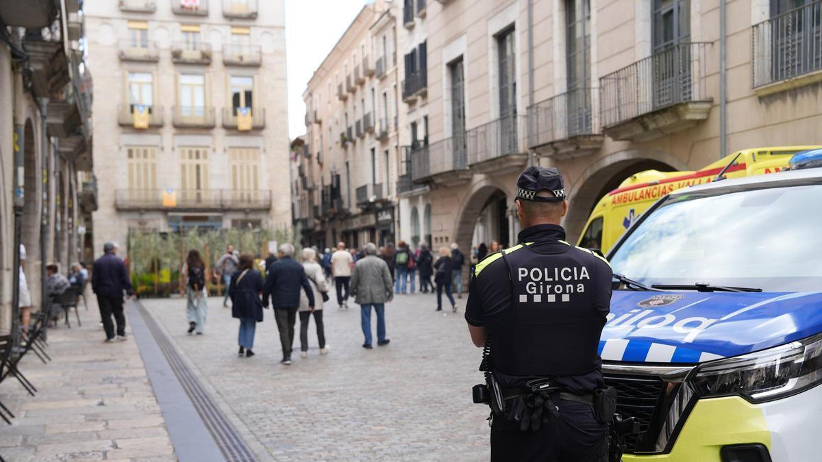 Un agent de la Policia Municipal de Girona a la plaça del Vi durant el Temps de Flors.