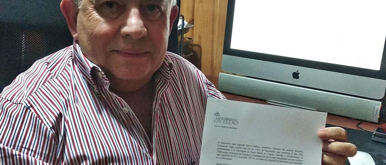 Juan Gabriel Campos, con la partida de bautismo de Antonio Cardín –padre de su tatarabuelo–, que le proporcionó el Arzobispado de Oviedo. | R. P. F.