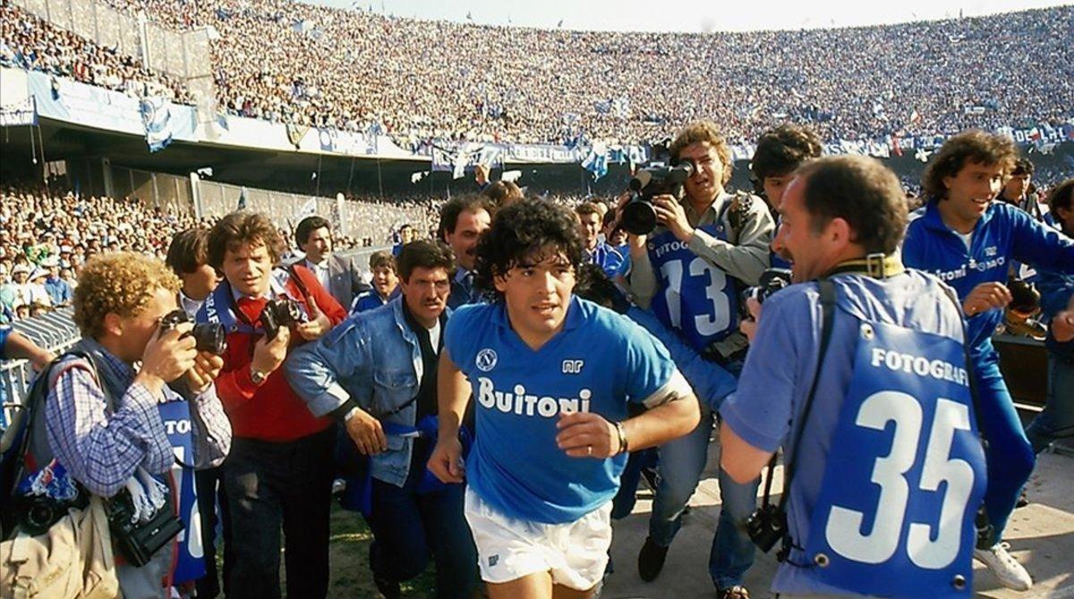 Diego Armando Maradona salta al estadio San Paolo, de Nápoles, en los años de gloria, a mitad de los 80.