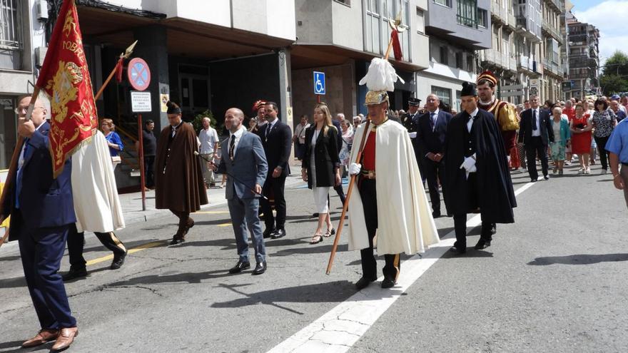 El alcalde presidió la comitiva municipal que asistió a la procesión de Santiago en A Ponte.  | // F. CASANOVA