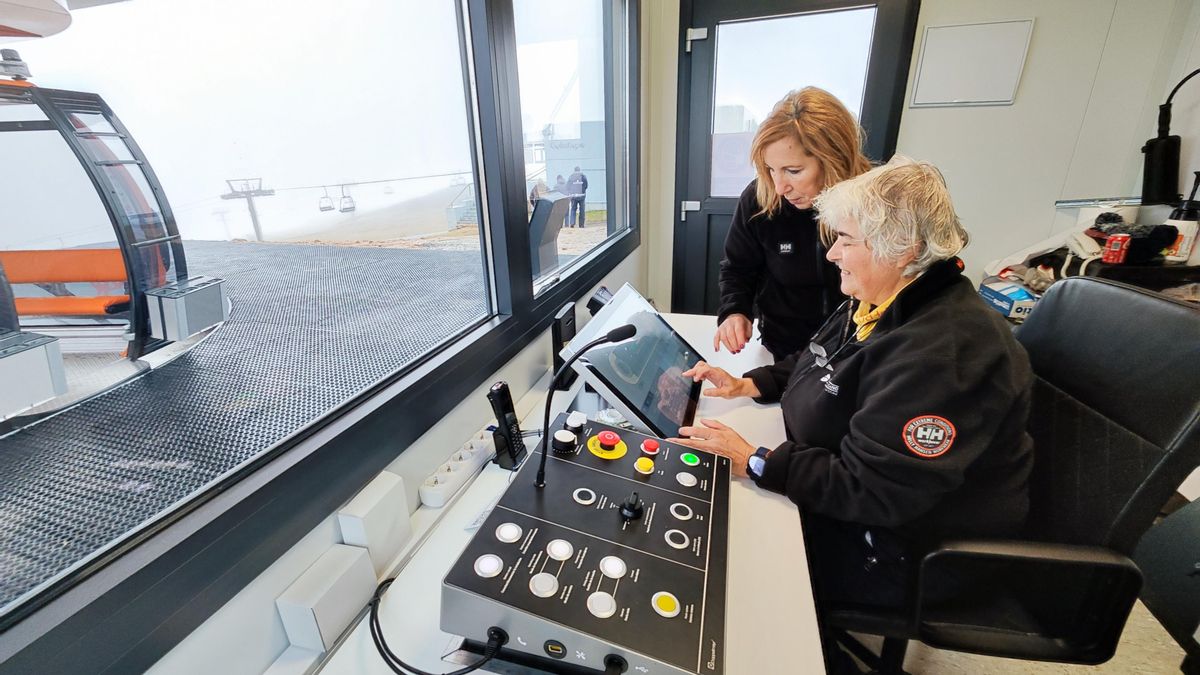 Graciela Tomillo, a los mandos, y Tere Silva, en el control de la estación de retorno de la telecabina. | A. Velasco