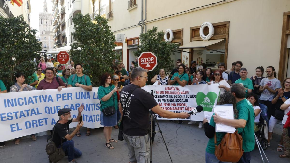 Protesta de la PAH y los sindicatos por la ley de vivienda del Gobierno.