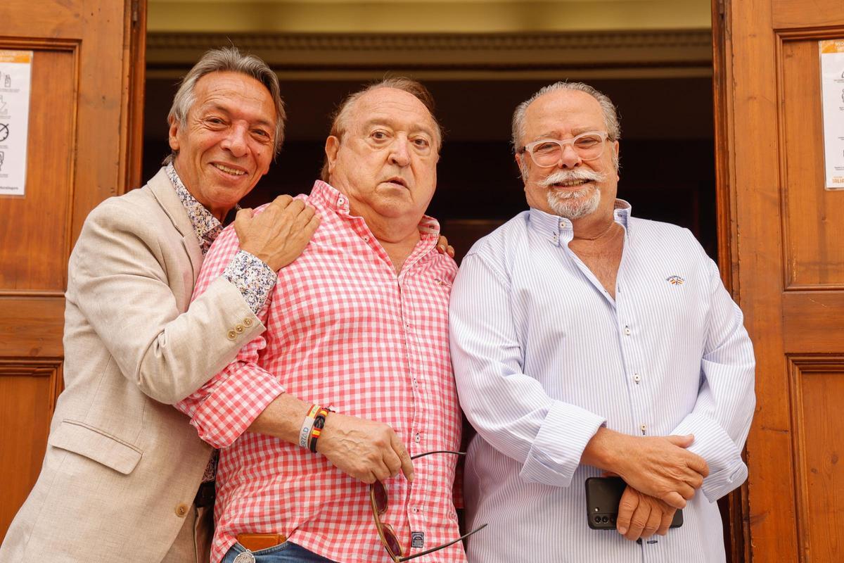 Fernando Esteso en la puerta del teatro Talía en el año 2021 con Tony River y el fallecido Arevalo.