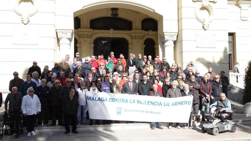 Miembros de la Corporación Municipal, en las puertas del Ayuntamiento de Málaga, han guardado un minuto de silencio para mostrar su repulsa hacia la última víctima de violencia de género en Sevilla