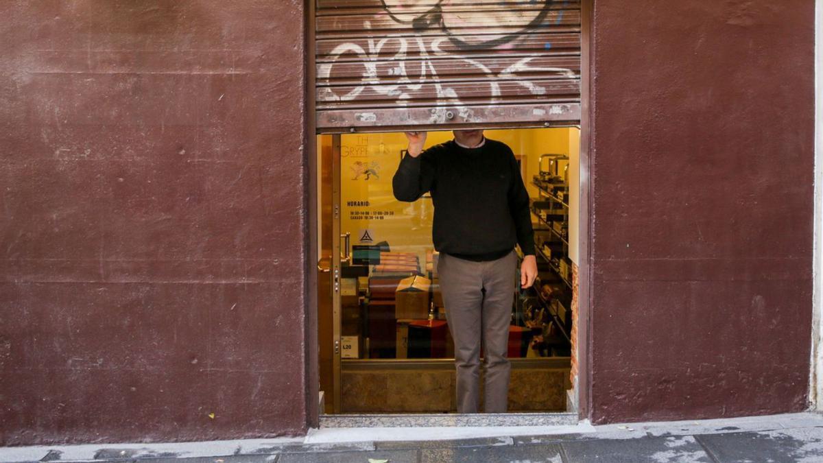 Un autònom tanca el seu negoci al final de la jornada en una fotografia d’arxiu | EUROPA PRESS