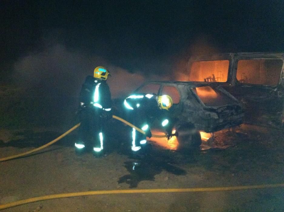 Arden varios coches en Formentera este fin de semana, uno de ellos, implicado en el robo de una casa.