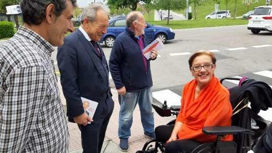 Wenceslao López, segundo por la izquierda, ayer, en Guillén Lafuerza.