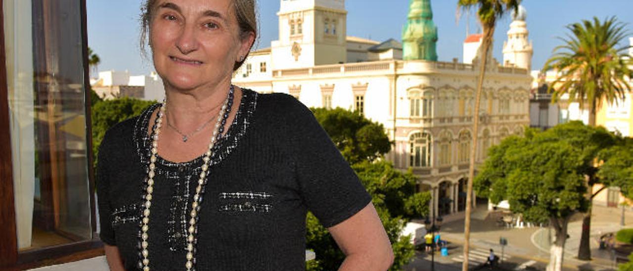 Luisa Fernanda Fanjul Rodríguez, en su casa, desde donde se contempla el Gabinete Literario.