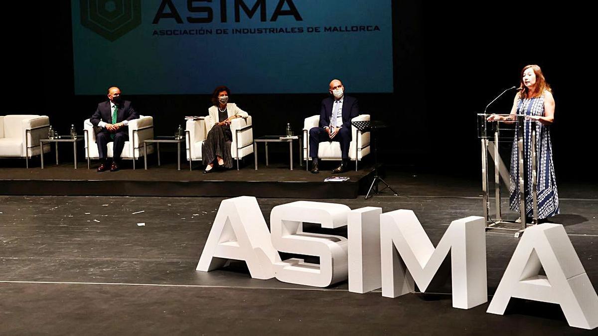 Armengol, ayer, en un momento de su intervención en la presentación del libro ‘Empresarios con valor’.