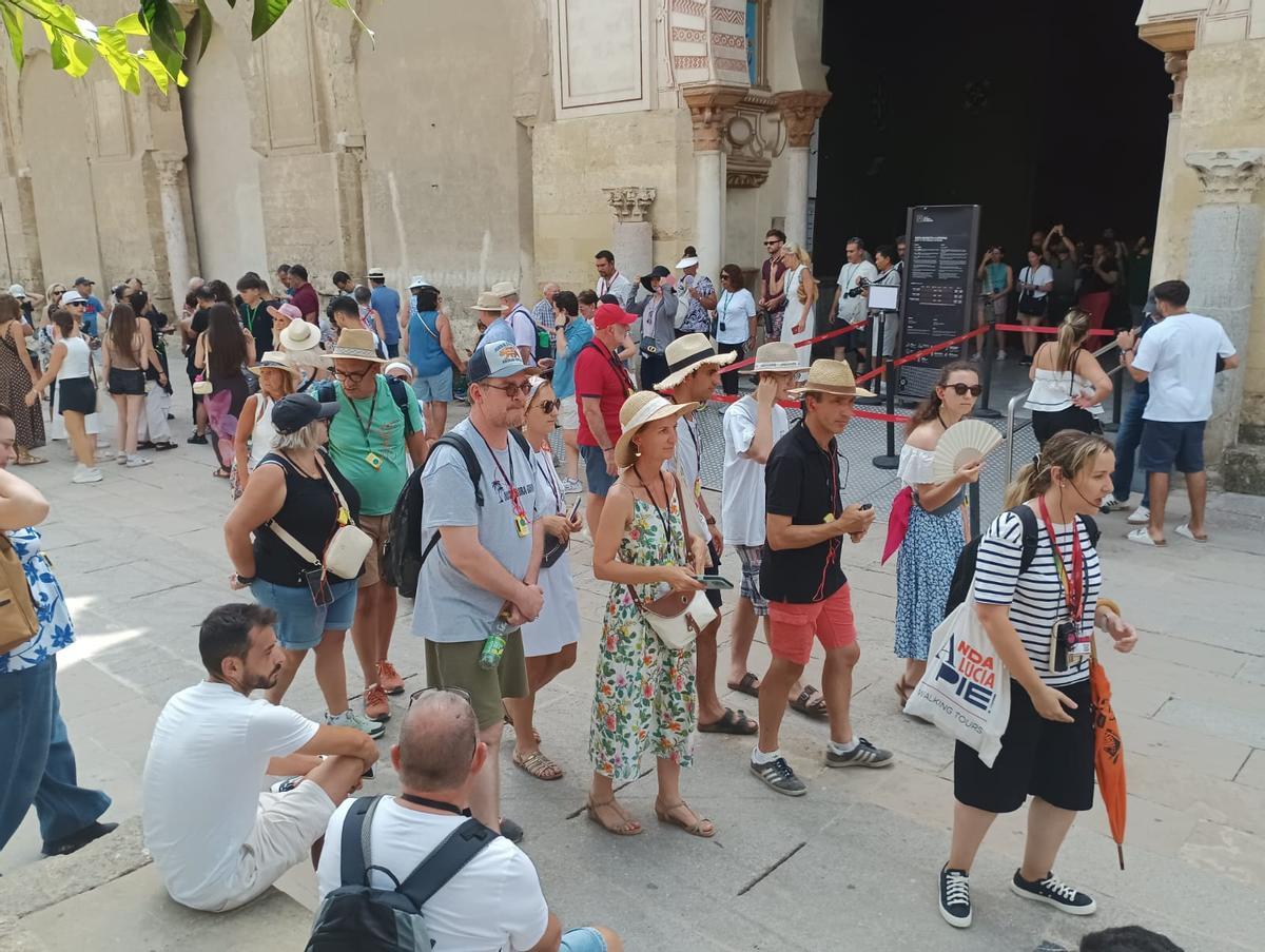 Guías turísticos y grupos en el Patio de los Naranjos de la Mezquita, el pasado puente de agosto.