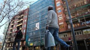 Fincas residenciales de Barcelona, con una rehabilitación de fachada en marcha en una de ellas.