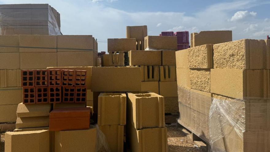 Materiales de construcción apilados en un almacén de la zona.