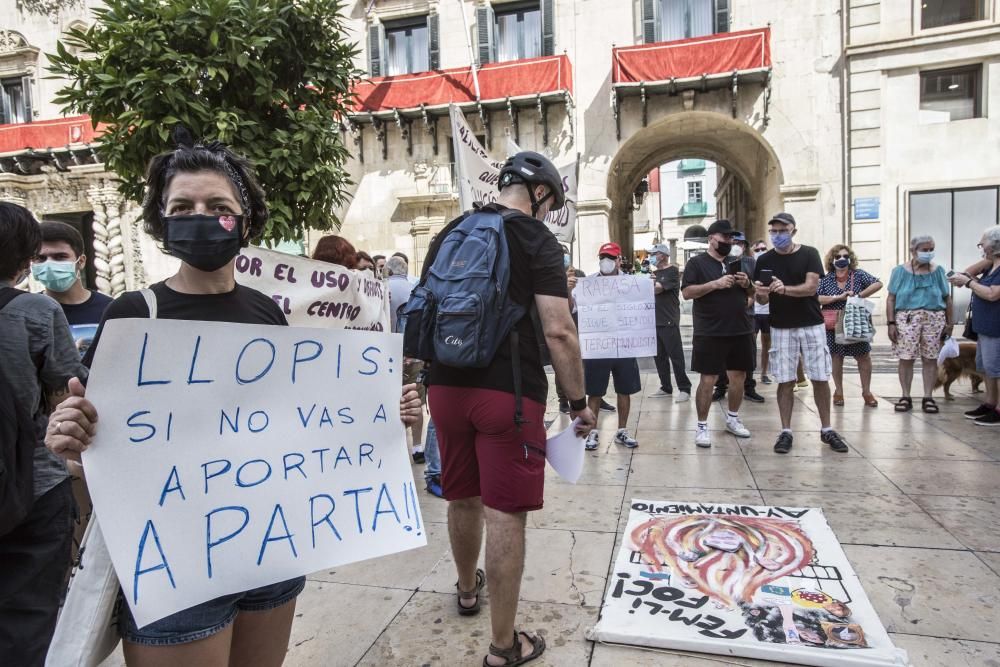 Vecinos de la Zona Norte piden la dimisión de Julia Lllopis.