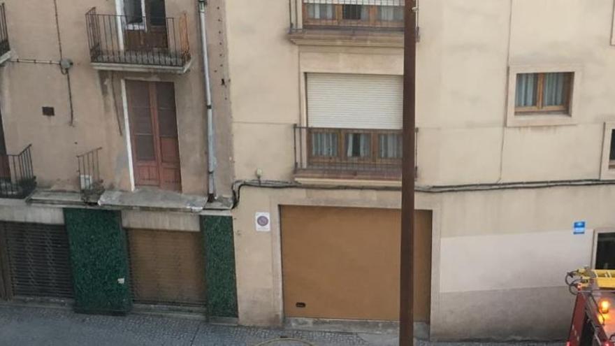 Desplegament dels bombers al carrer Barreres per una alerta de fuita de gas