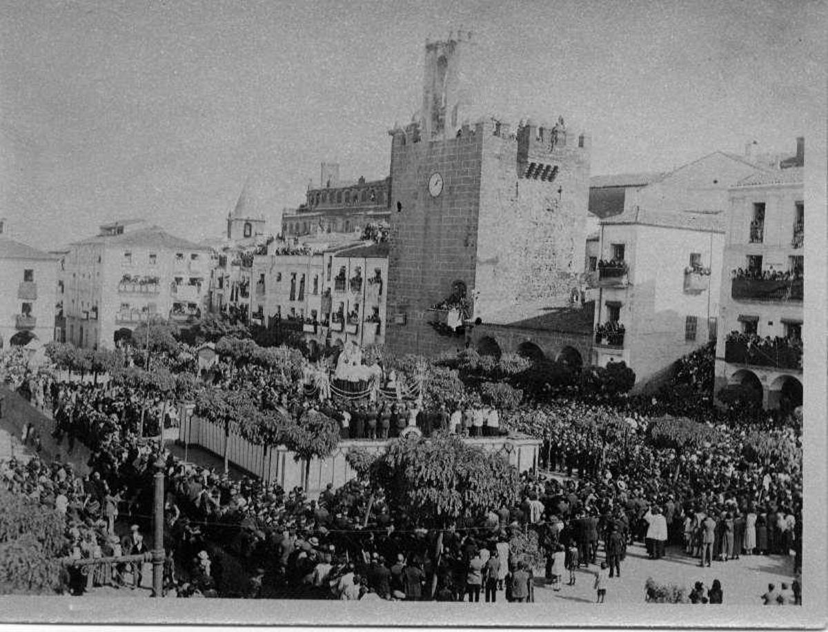 1924. El 12 de octubre de 1924, en la plaza Mayor de Cáceres y ante miles de vecinos, se celebró la Coronación Canónica de la Virgen de la Montaña, patrona de la ciudad. El Cardenal Primado, Monseñor Reig, bendijo e impuso la corona, obra de Félix Granda.