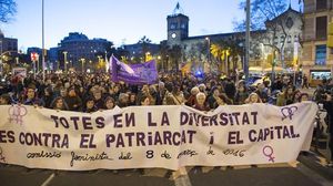 Desenes de manifestacions, concentracions i concerts envaeixen Barcelona durant el dia de la dona.