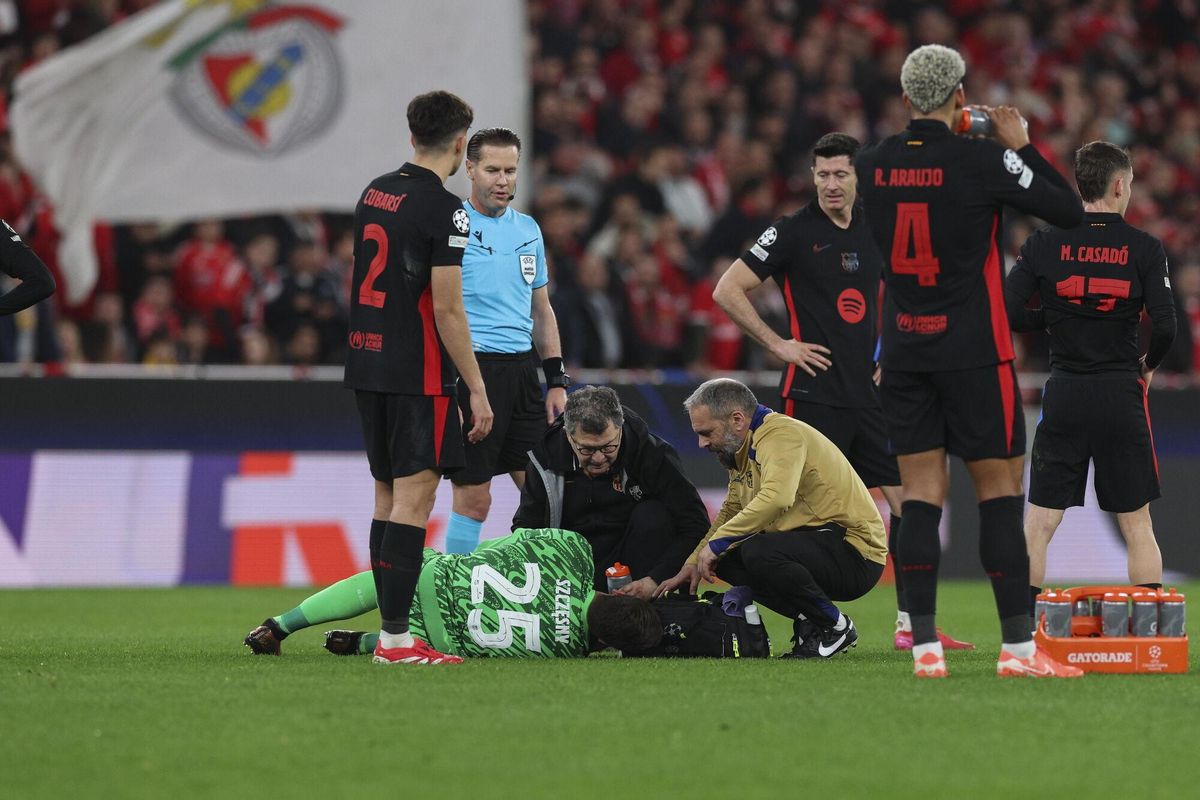 Lisbon (Portugal), 21/01/2025.- Barcelona`s goalkeeper Szczesny is assisted in the field during their UEFA Champions League soccer match agaisnt Benfica held at Luz Stadium in Lisbon, Portugal, 21 January 2025. (Liga de Campeones, Lisboa) EFE/EPA/TIAGO PETINGA