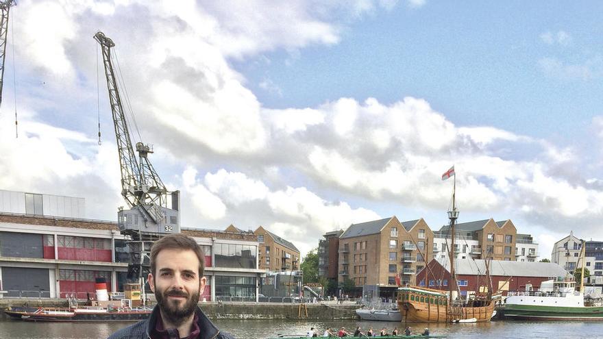 El ingeniero vigués Miguel López, en los muelles de Bristol, en Reino Unido.