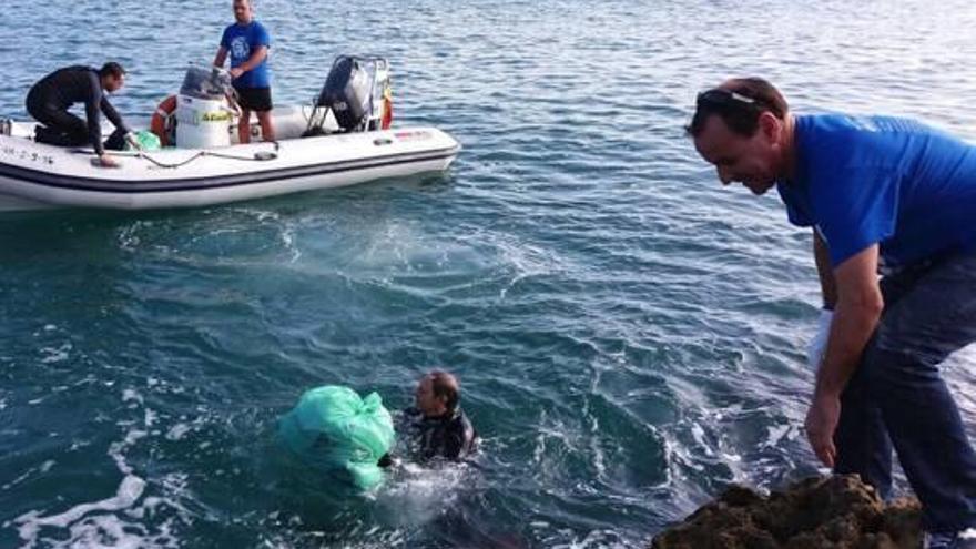 Los buzos sacan sombrillas, plásticos y hasta un sillón del fondo marino de Cullera